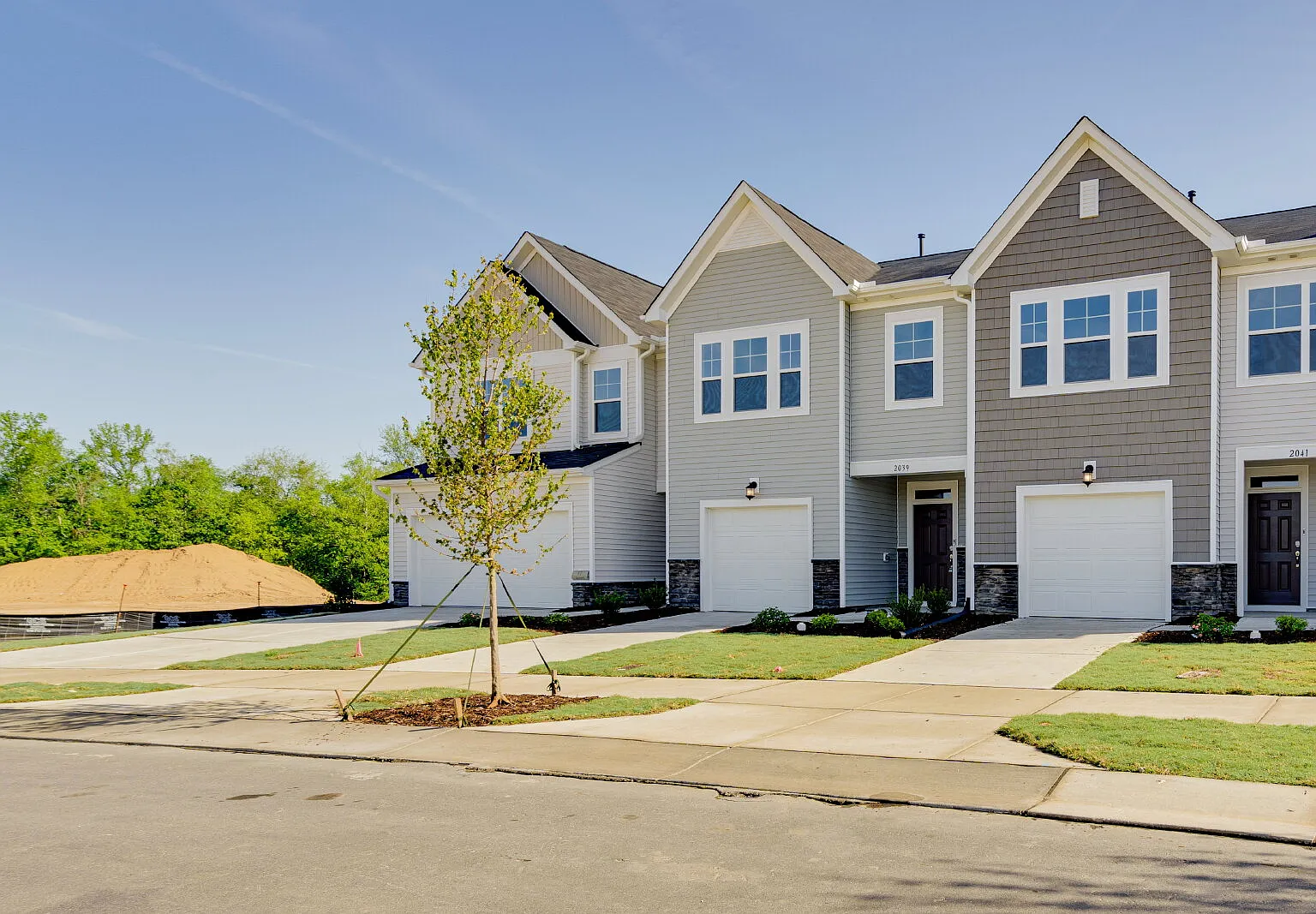3 bed, 2.5 bath, 1894 sqft, $1,995 — Photo 3