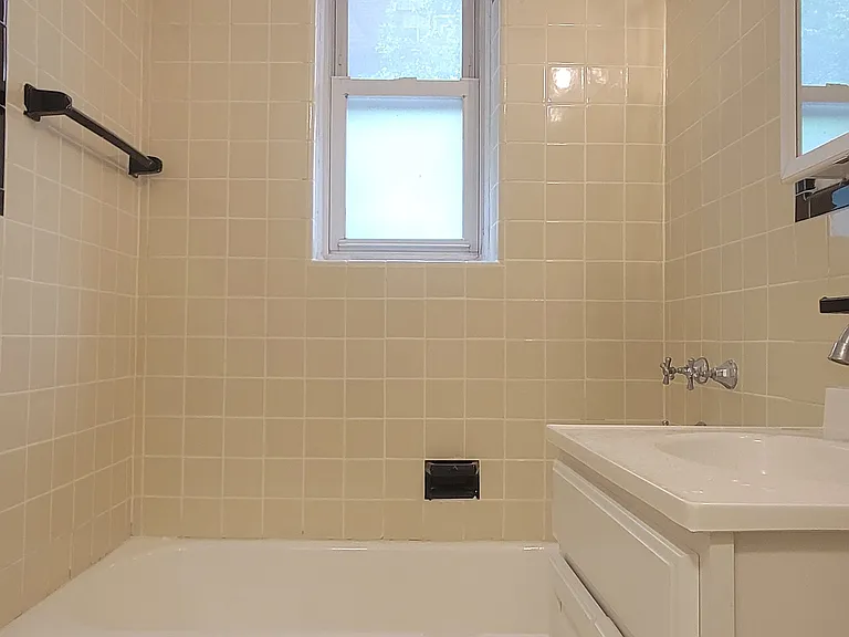 915 E 17th St #1O — Photo 5