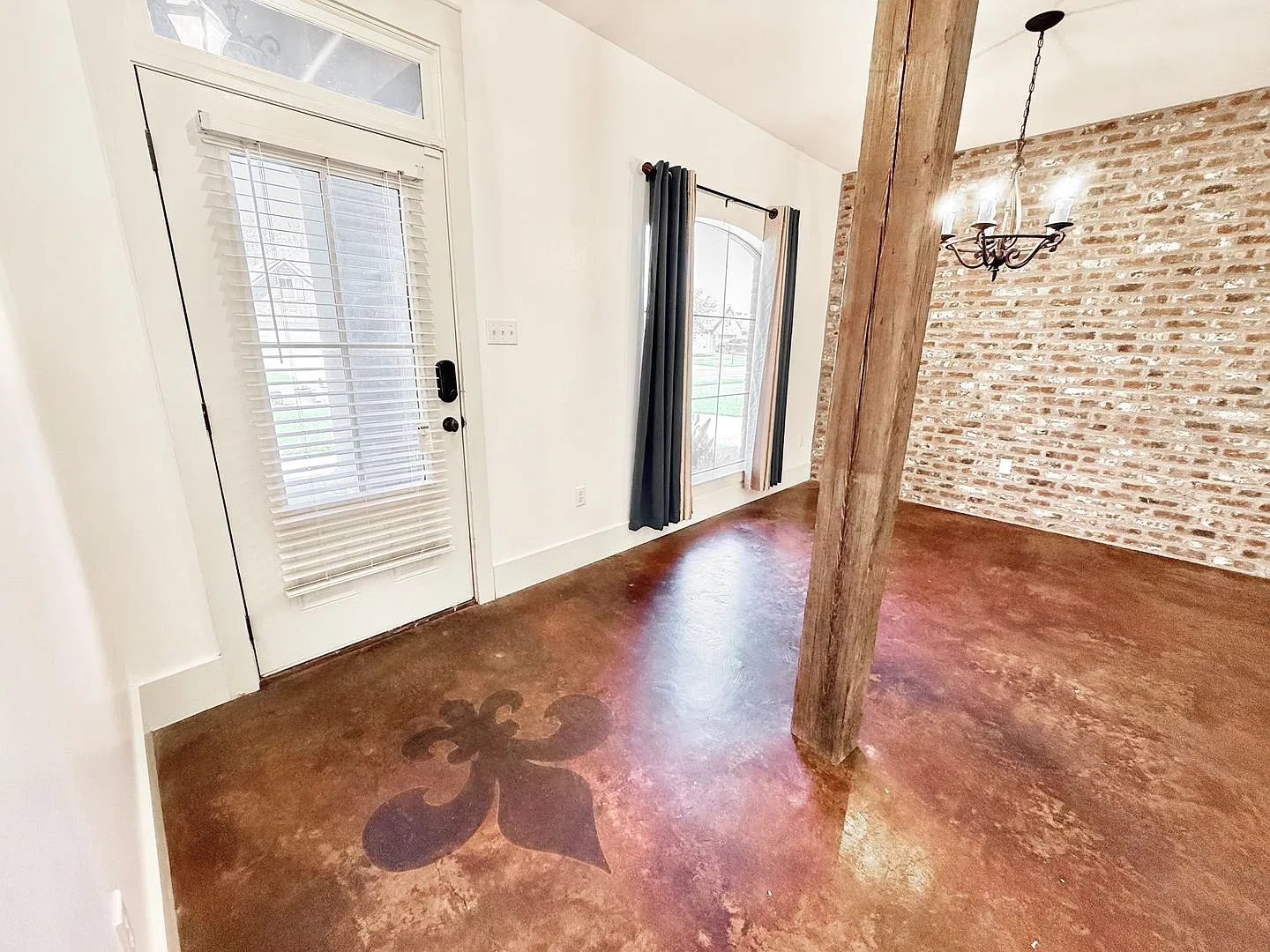 Beautiful 3 Bedroom Home with Outdoor Fireplace & Spacious Covered Patio in Gonzales! — Photo 4