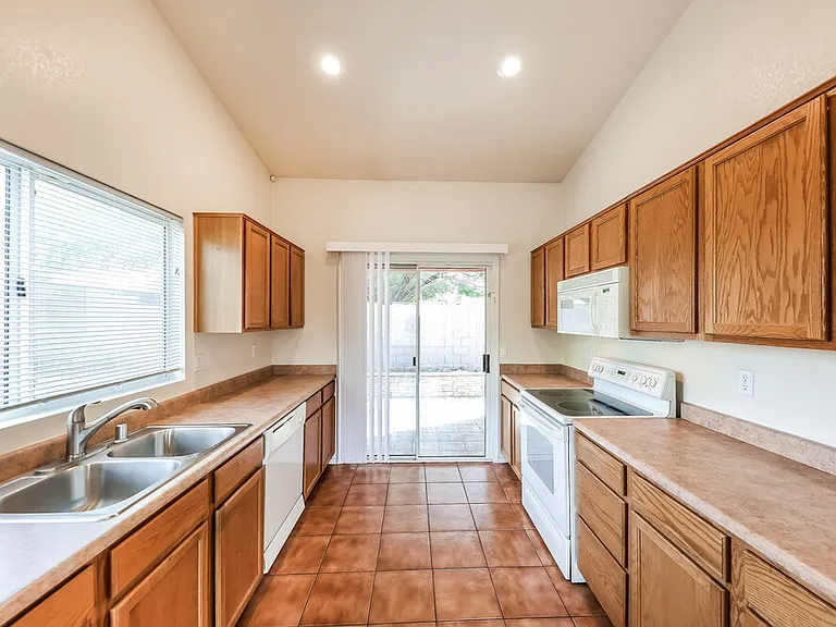 4046 W Abraham Ln — Photo 6