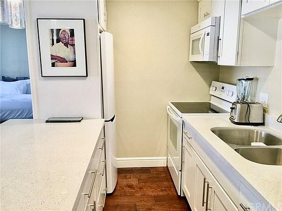 3rd image of 225 W 6th St APT 406