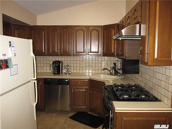 3rd image of 51 Pickwick Dr