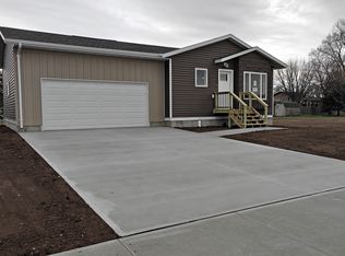 195 Indianhead Dr, Mitchell, SD 57301