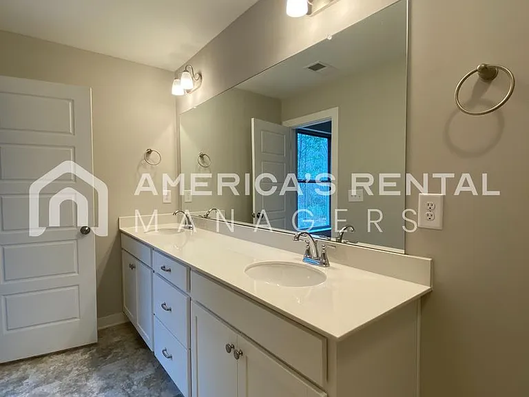 7950 Saint James Dr — Photo 24