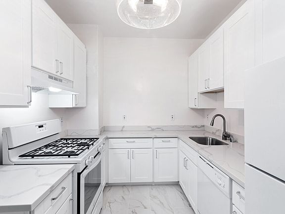 4th image of 2395 Pacific Ave #106