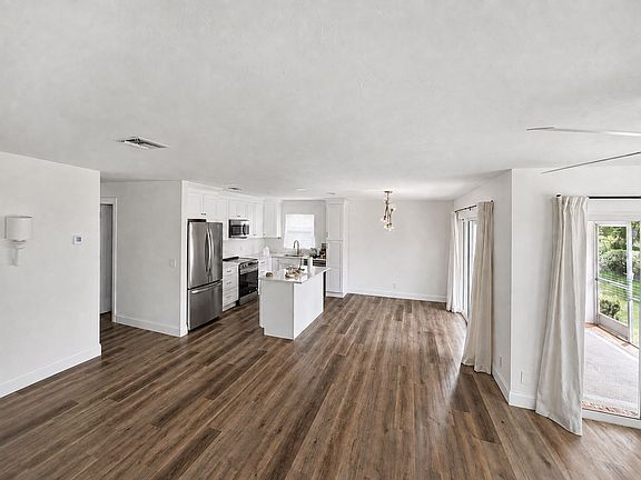5th image of 365 Carnaby Ct