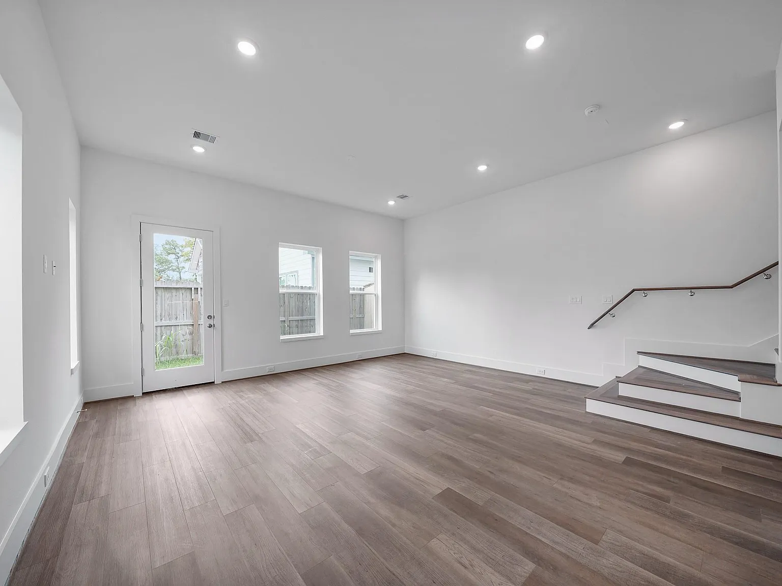 3 bed, 2.5 bath, 1680 sqft, $2,300 — Photo 2