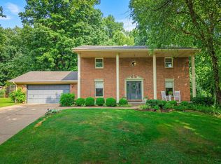 5700 Woodlawn Dr, Newburgh, IN 47630