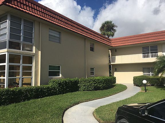 2nd image of 10 Vista Palm Ln