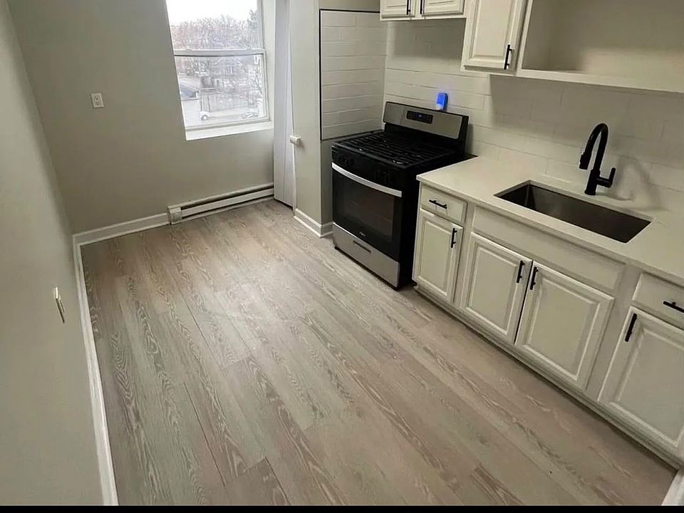 2nd image of 148 Palm St #8R