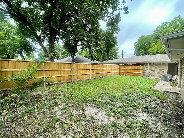 515 Maple St — Photo 17