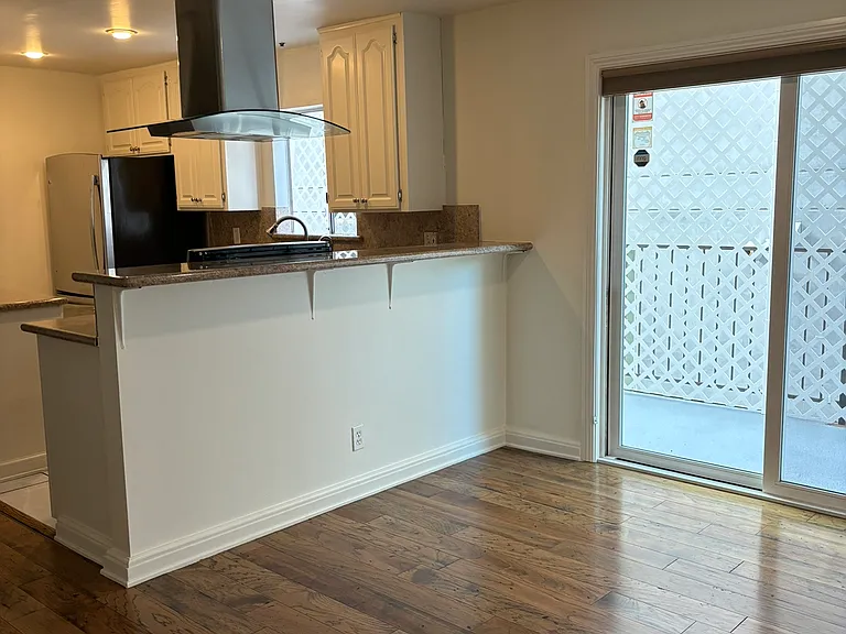 2204 S Bentley Ave #102 — Photo 3