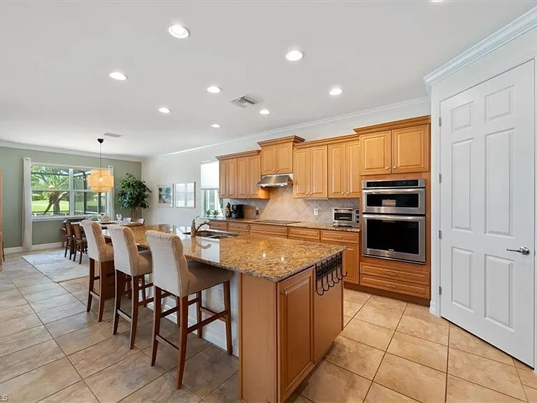 6140 Victory Dr — Photo 10