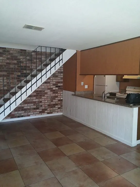 2 bed, 903 sqft, $2,400 — Photo 2