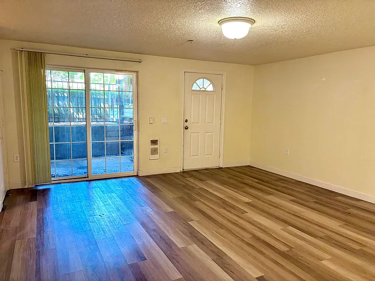 10211 N Lombard St — Photo 9