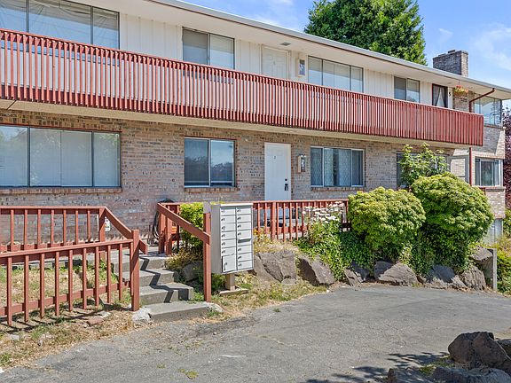 2nd image of 3132 Lombard Ave APT 3