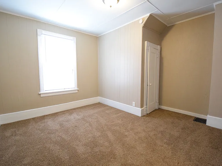 322 E Walnut St — Photo 8