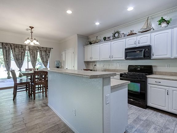 3rd image of 844 E Chelsea Dr