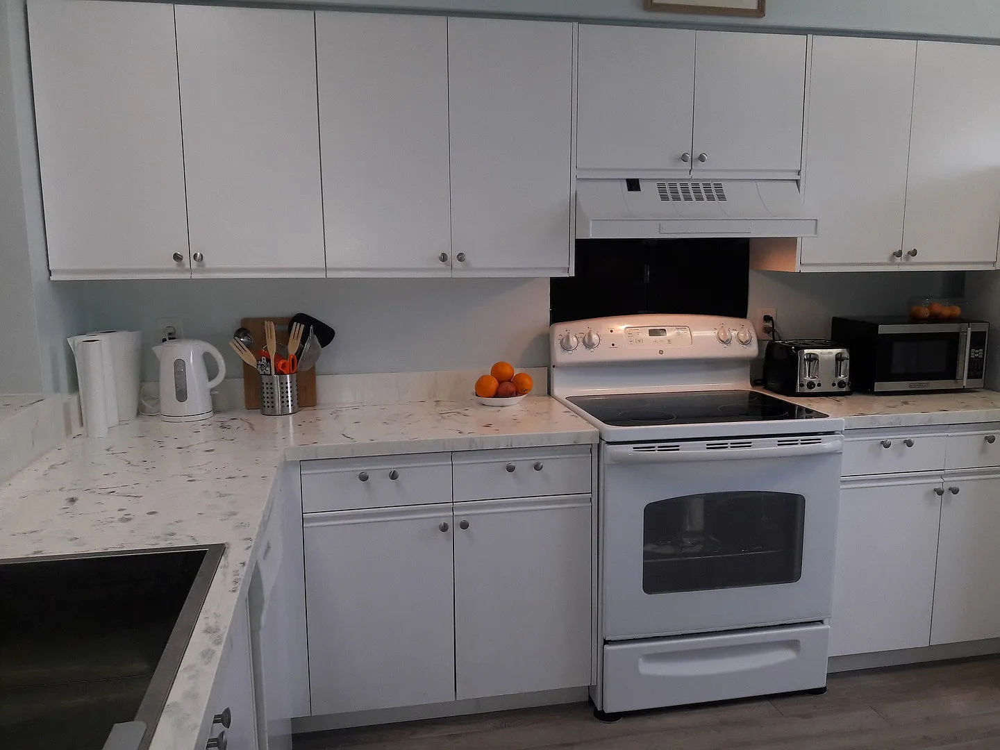 Short term, turnkey furnished, 2 bedroom, 2 bathroom condo in convenient Bradenton location. — Photo 2