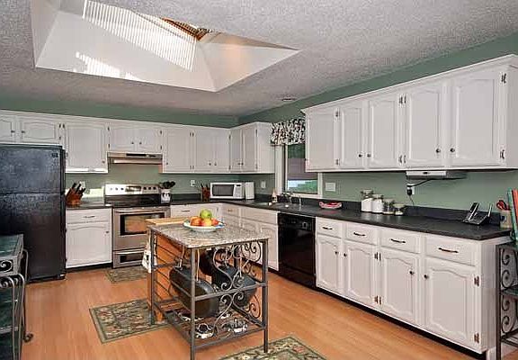 Bright, roomy kitchen!