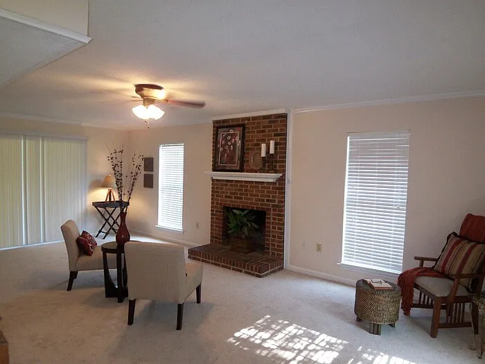 3 bed, 2.5 bath, 1600 sqft, $1,799 — Photo 2