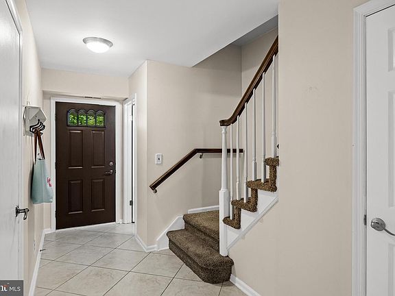 5th image of 136 Lamplighter Ct