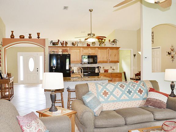 3rd image of 483 SW Crawfish Dr