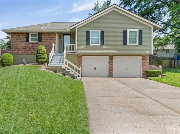 243 SE Brownfield Ct, Lees Summit, MO 64063