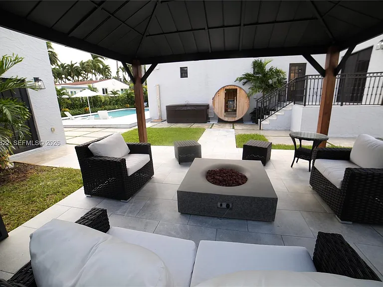 1345 Hollywood Blvd — Photo 38