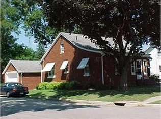 212 Garfield St SW, Cascade, IA 52033