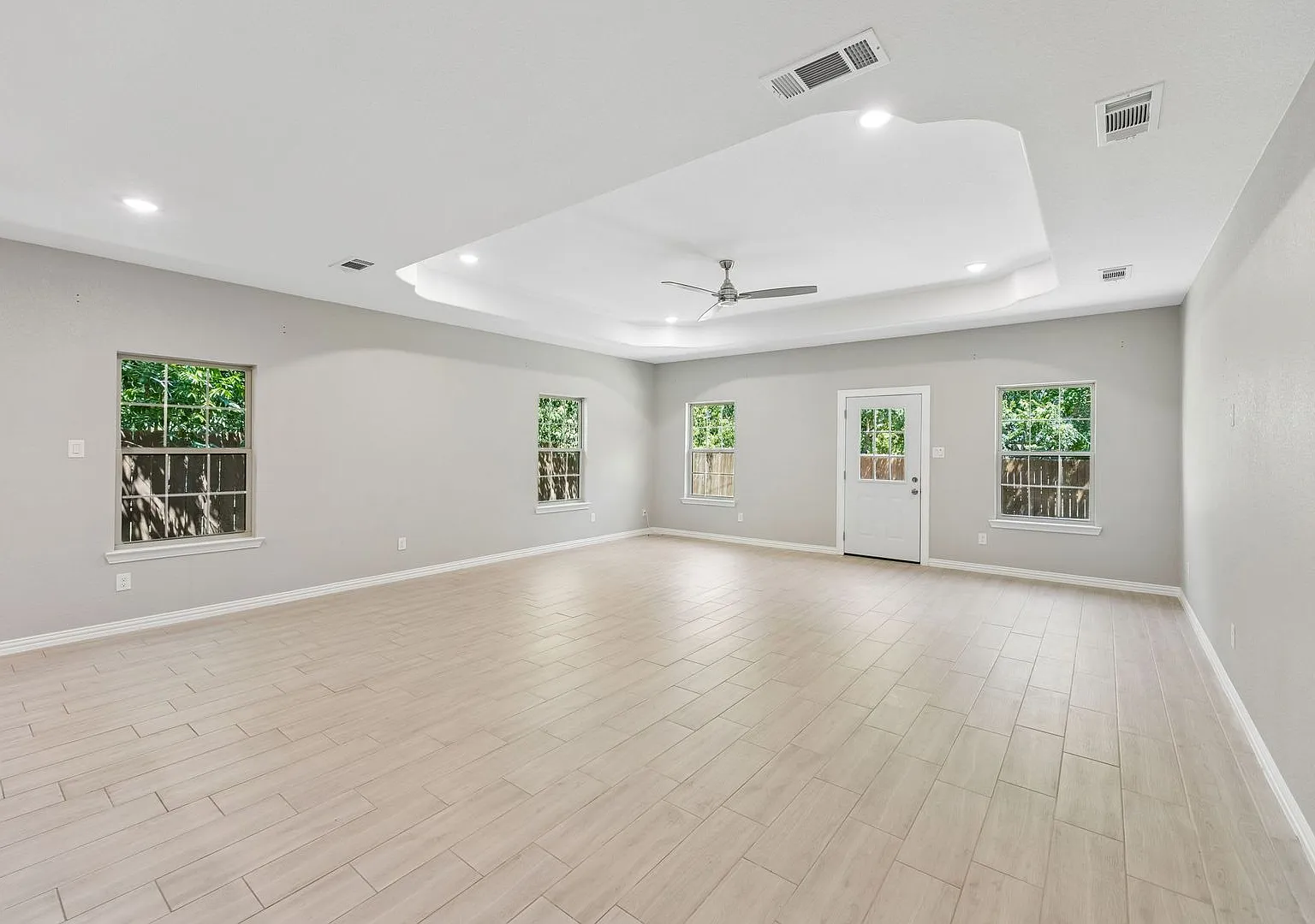 Contemporary Luxury & Thoughtful Craftsmanship on Binyon Avenue — Photo 3