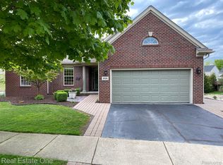 906 W Peninsula Ct, Oxford, MI 48371