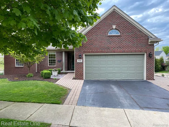 906 W Peninsula Ct, Oxford, MI 48371