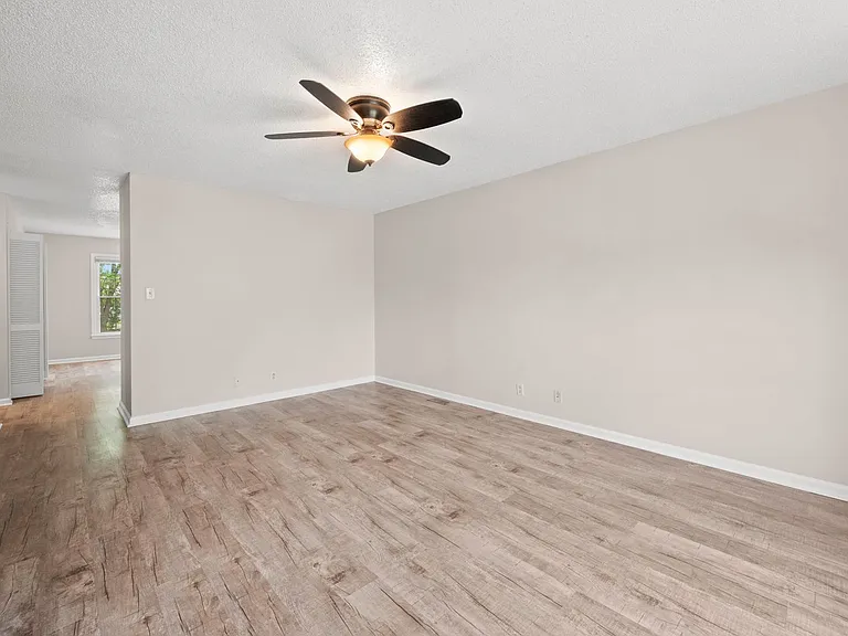 907 Desota Ln — Photo 3