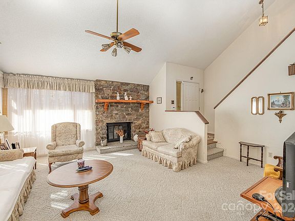 4th image of 2130 Leslie Ave