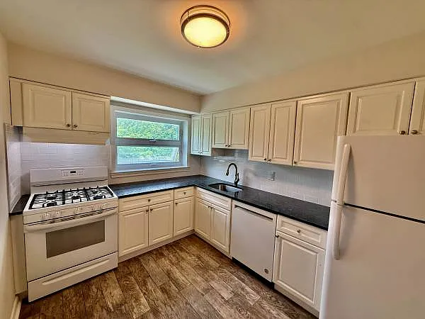 185 Belleville Ave — Photo 6