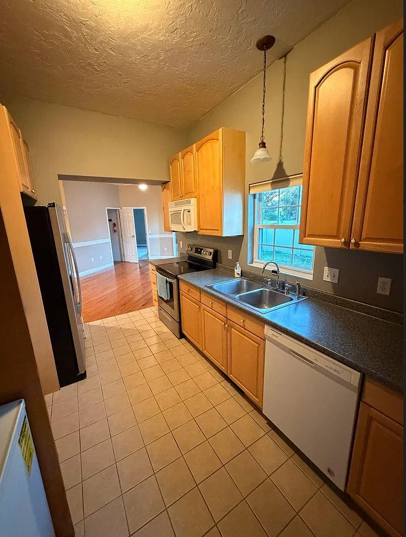 3 bed, 1.0 bath, 1188 sqft, $2,000 — Photo 3
