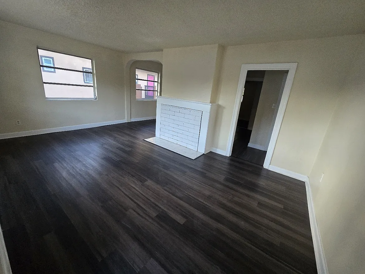 3 bed, 1000 sqft, $2,195 — Photo 3