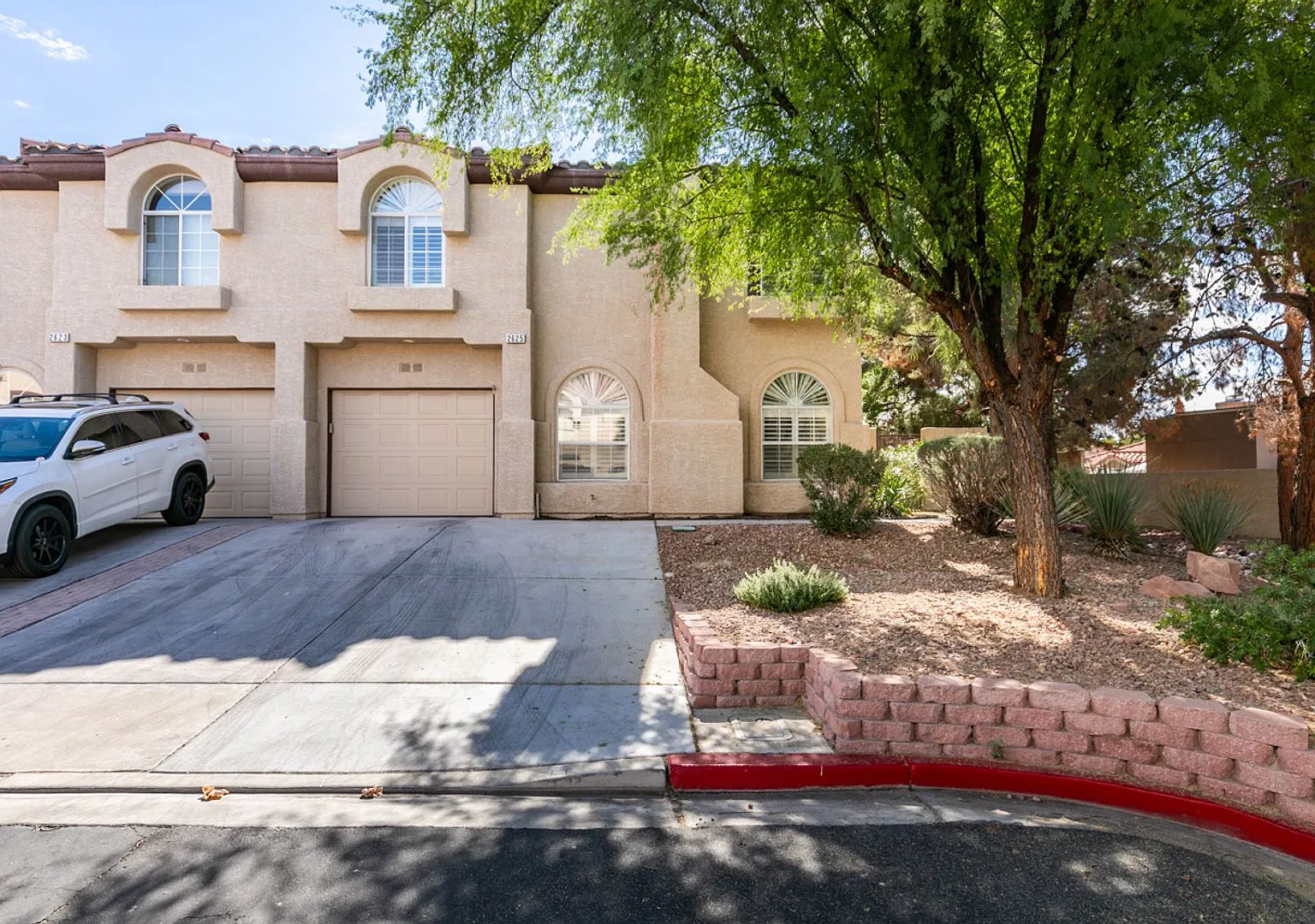 Charming 3-Bedroom Townhome in Stone Canyon, Henderson! — Photo 1