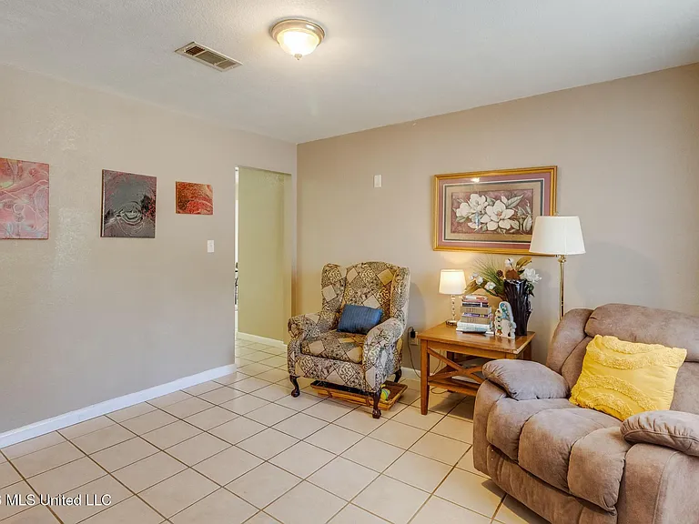 1102 Tucker Ave — Photo 3
