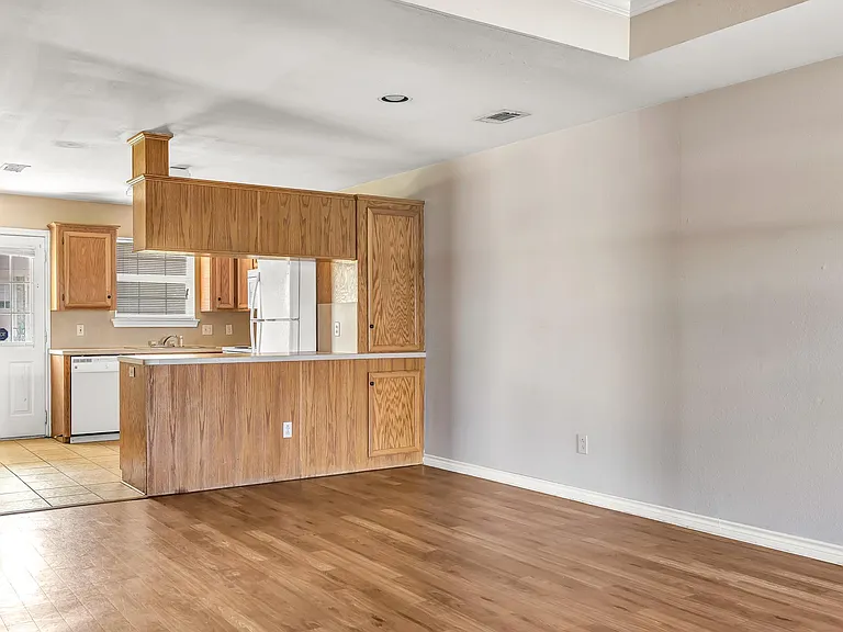 1714 Medina Dr — Photo 4