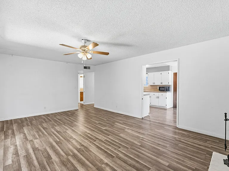 952 W Raymond Rd — Photo 3