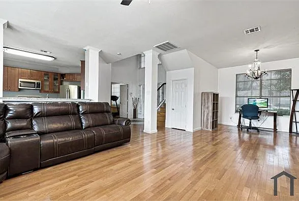 5 bed, 2290 sqft, $3,700 — Photo 2