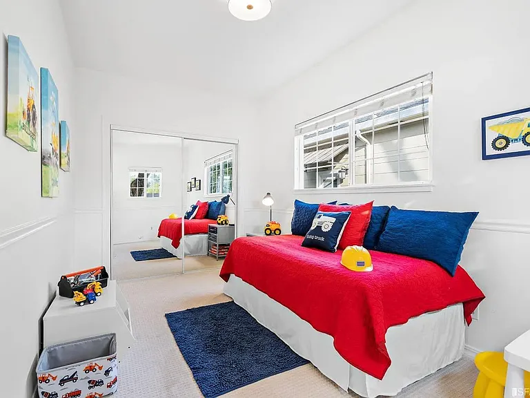 555 Claremont Dr — Photo 19