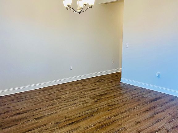 5th image of 22128 Sutherland Cir