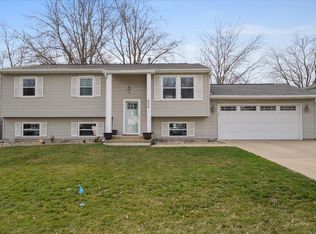 604 Arrowhead Ln, Heyworth, IL 61745