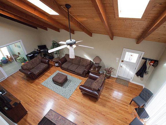 4th image of 990 Churchill Dr