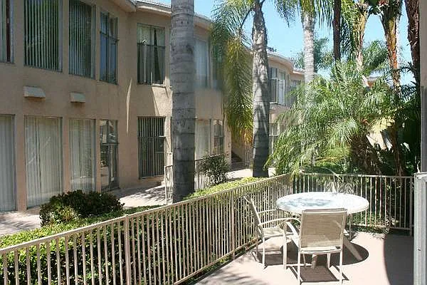 Inglewood Palms Apts — Photo 21