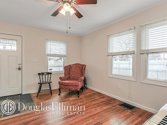 3rd image of 276 Ronkonkoma Ave