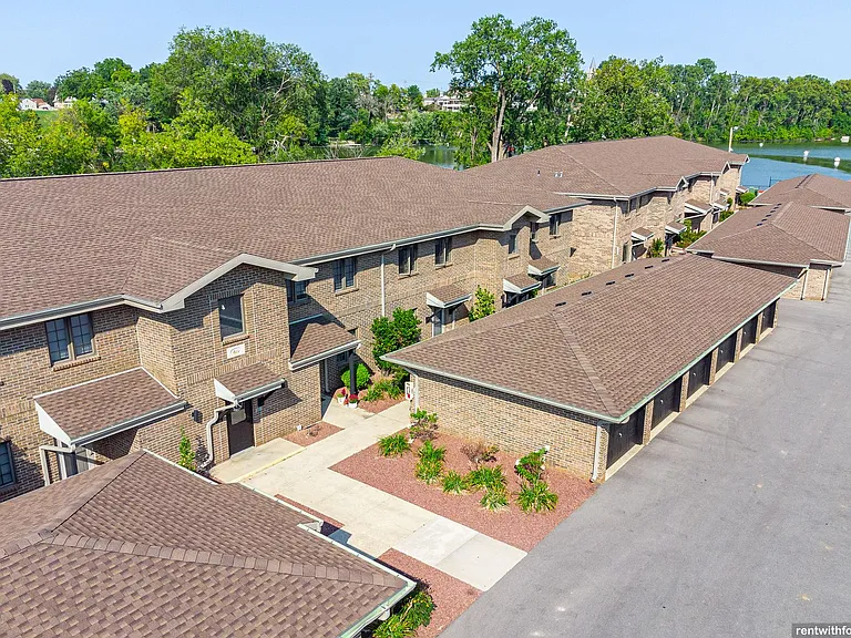 410 Fox Shores Dr — Photo 24